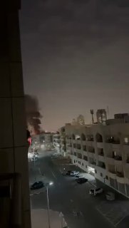 עשן שחור מיתמר מעל מבנה הקונסוליה האמריקאית בדובאי בעקבות...