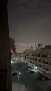 אש עולה מסביבת הקונסוליה האמריקאית בדובאי לאחר פגיעה של...