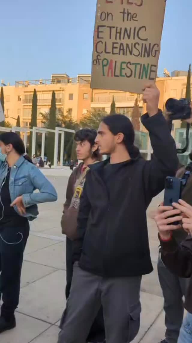 ‏מעצר מפגין היום ברחבת הבימה...