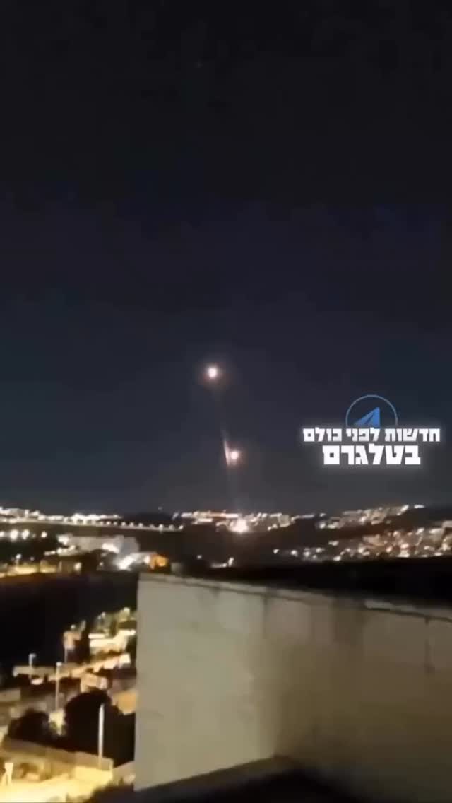 🎥 סרטון של מספר מיירטי כיפת ברזל שיורים כדי ליירט טיל בליסטי...