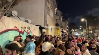 בניגוד להנחיות: מסיבת רחוב ענקית בהשתתפות מאות אנשים,...