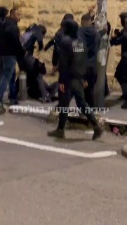 קבוצה של 15/20 בני נוער אתיופים תקפו באכזריות נער חרדי בירושלים...