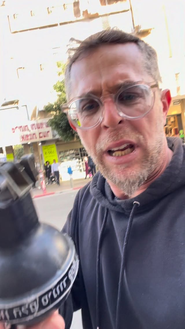 רימוני הלם נזרקו על ימין ועל שמאל, אחד מהן לא התפוצץ. זו סכנת...