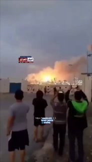 פועלים זרים מצלמים את נזקי הפצצות הטילים האיראניות על מתקני...