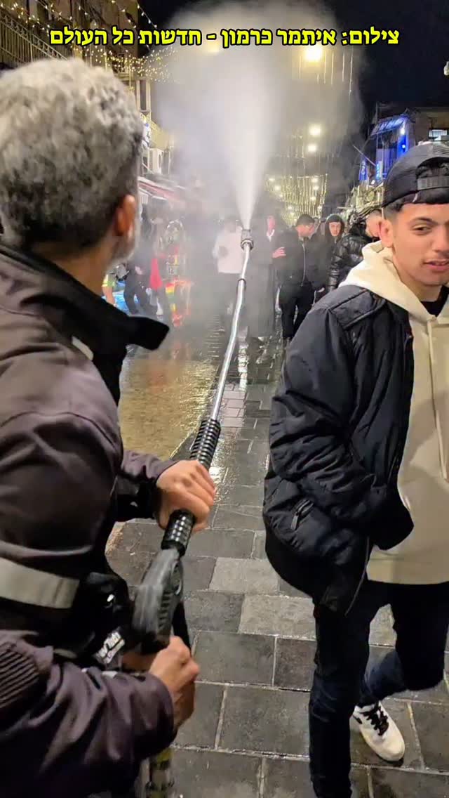 החוגגים בפורים בשוק מחנה יהודה בירושלים חוטפים זרנוקי מים...