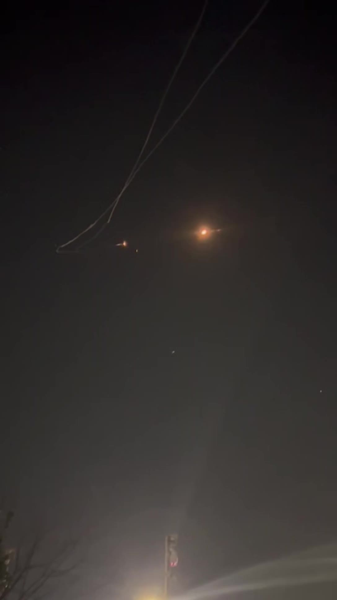 🚨 פגיעה של טיל בליסטי איראני בתל אביב; פיקוד העורף ביצע...