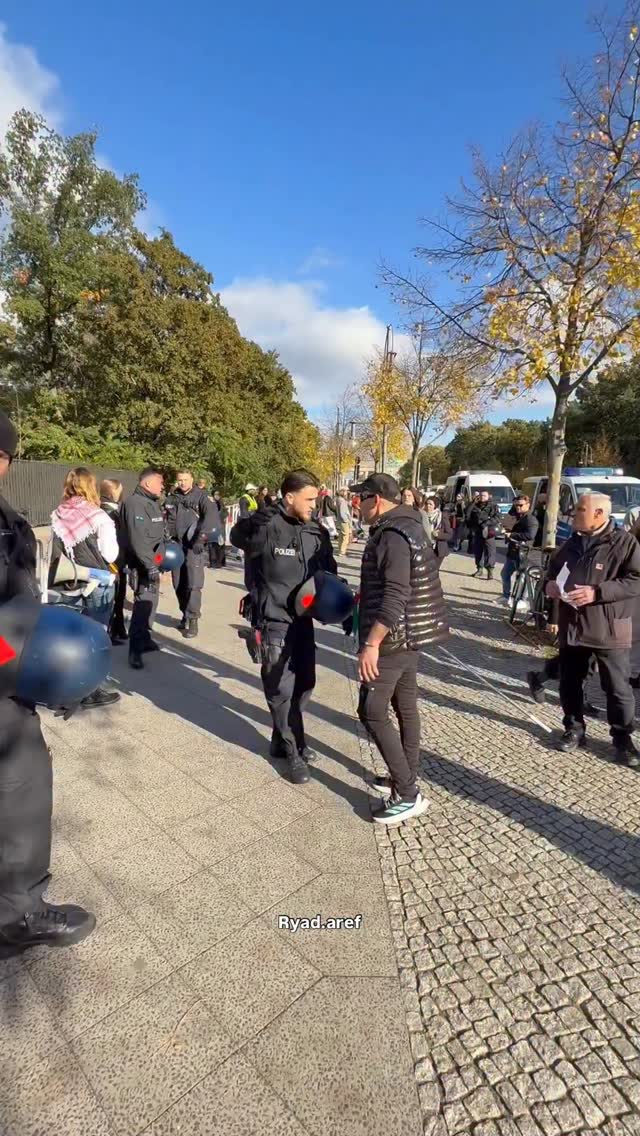 ברלין — מפגין מעוכב באופן חריג במהלך הפגנה בעיר. הרגע צולם...