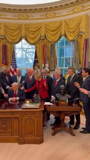 תפילה עבור הנשיא טראמפ בחדר הסגלגל...