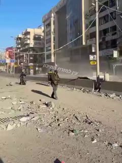 צוותי פינוי מנסים לפנות את ההרס הרב מהתקיפות הלילה בדאחיה...