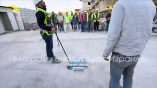 ‏תדריך בטחוני לעובדים סינים באתר בנייה במקרה של אזעקות😂...