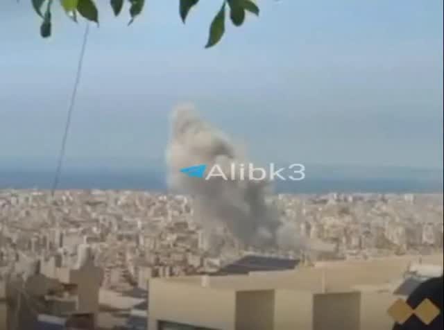 ענני עשן עלו בגבעתיים, סמוך לתל אביב, כתוצאה מנפילת רסיסים...