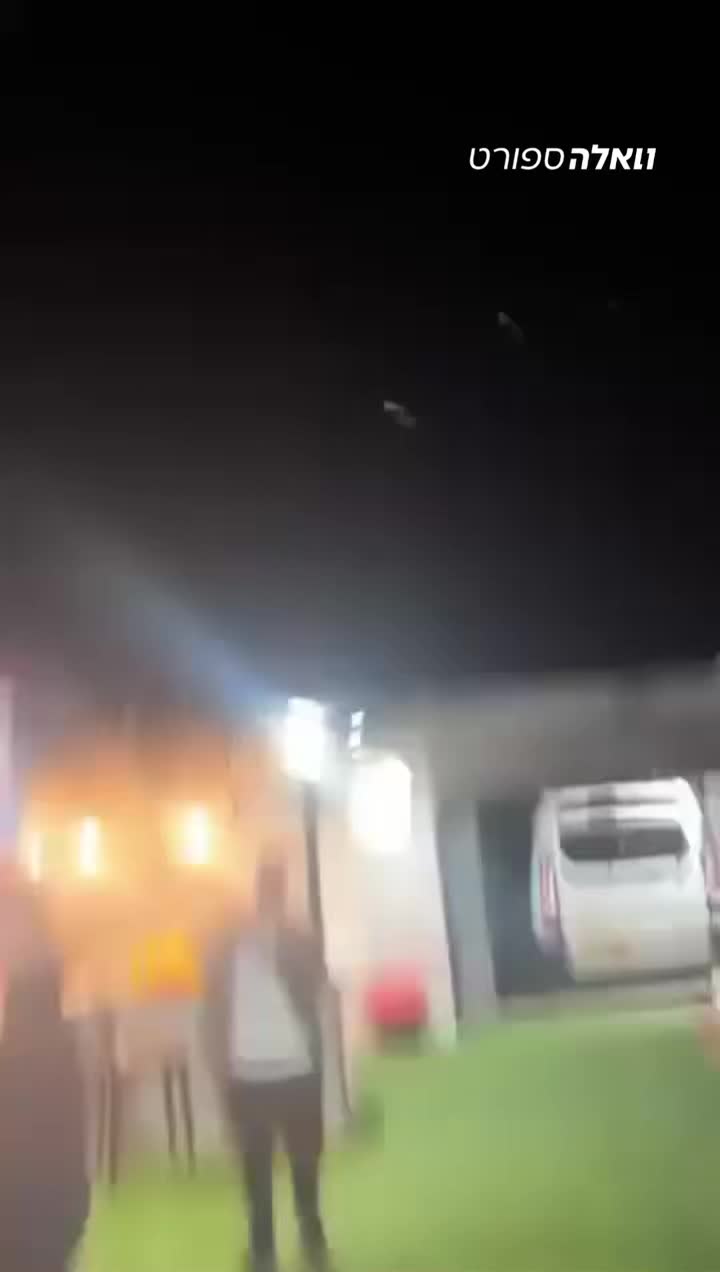 אוהדי בית״ר מנסים ליירט טיל בליסטי בעזרת פצצת תאורה 👀...