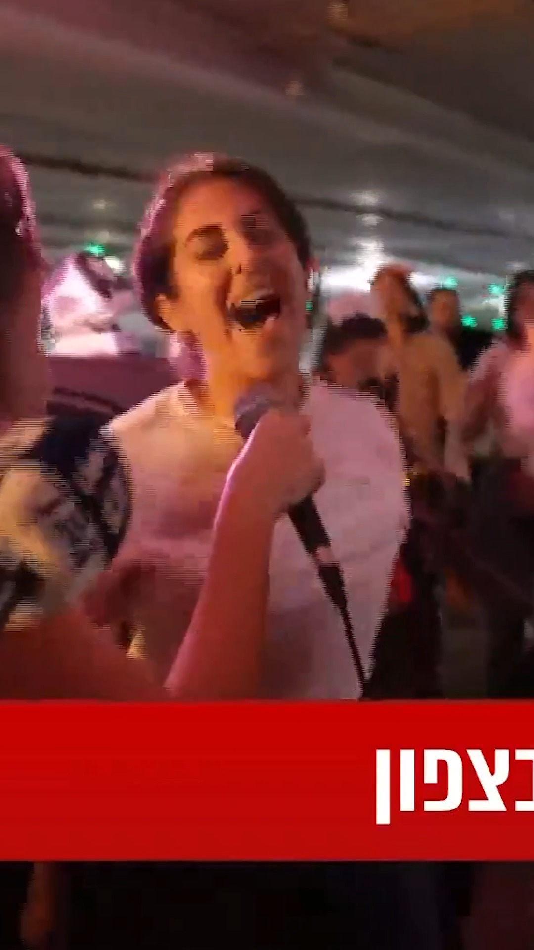 הישראלים ממשיכים בחגיגות, והפעם: מסיבת קריוקי בחניון של הבימה...