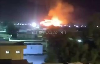אש פרצה בשדה הנפט אל-בורג’סיה במחוז בצרה שבדרום עיראק בעקבות...