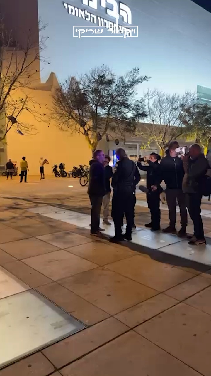 ח״כ עופר כסיף הגיע היום להפגנה בהבימה כנגד המלחמה מול איראן...