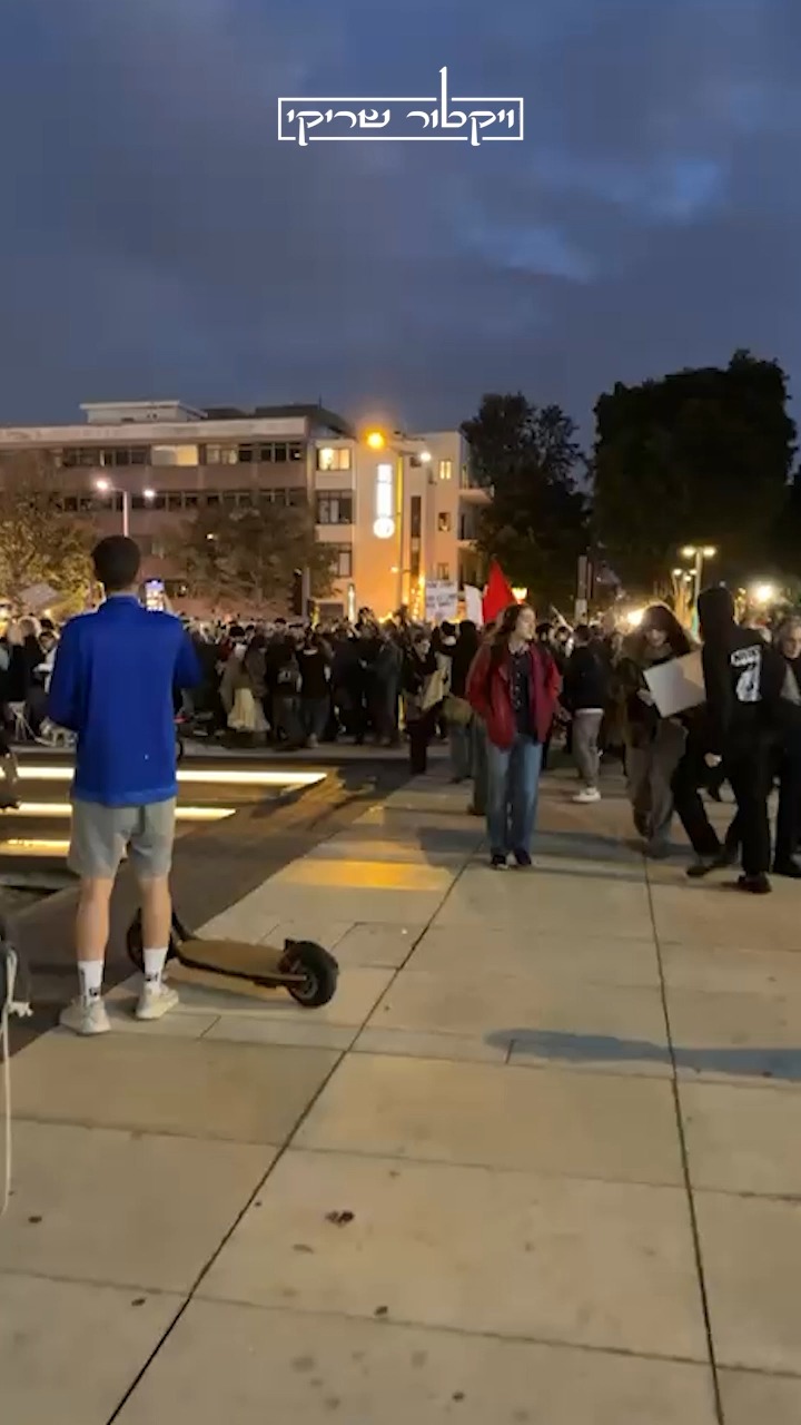 פינוי המפגינים מהבימה ע״י המשטרה לפני זמן קצר, רק לא הבנתי על...