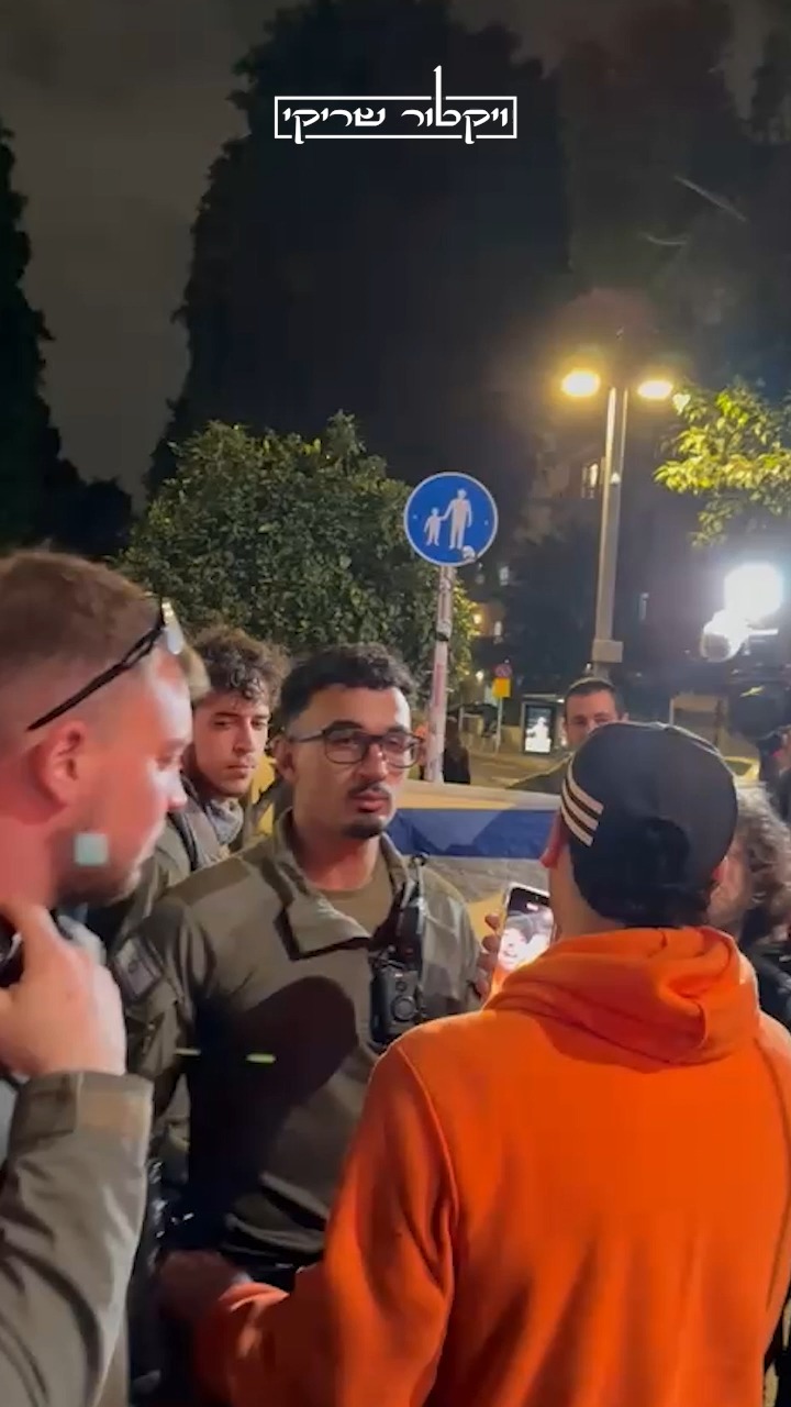 פעיל הימין מרדכי דוד נגד מפגין נגד המלחמה באיראן...