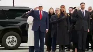 נשיא ארה״ב טראמפ והגברת הראשונה הגיעו לקבל את ארונות ששת...