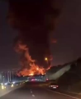 מאגרי הנפט הלילה באיראן עולים השמיימה....