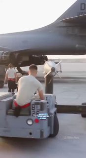 טעינת פצצת JDAM מסוג GBU-31 לתוך מטוס B-1B Lancer...