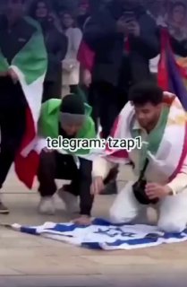 תיעוד מטורף! איראני משתטח ומנשק את דגל ישראל מול הפגנה...