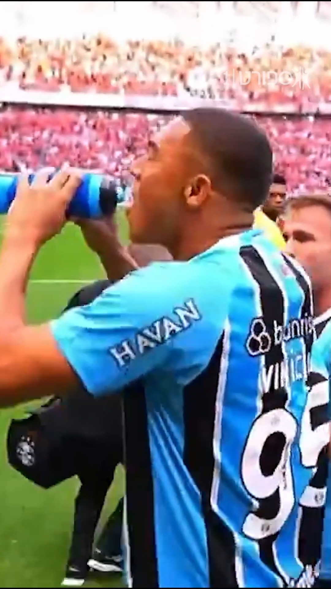 עוד אירוע ביזארי מאתמול בברזיל 🇧🇷 הפעם שחקן גרמיו קרלוס...