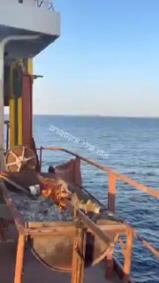 דייג מקומי אי שם ליד חופי עומאן: צופה בנחיתות על נושאת המטוסים...