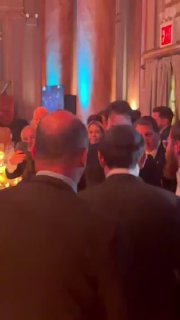 בינתיים... בניו יורק... נשיא ארגנטינה, חבייר מיליי, רוקד עם...