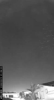 תיעוד מפחיד ממצלמת אבטחה, עשרות רסיסים מטיל עם ראשי נפץ...