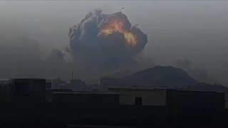 איראן: תראו את עוצמת ההפצצה הזו בעיר קודס. עפ"י הדיווח, מחסן...