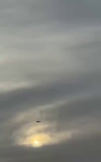 מטוס קרב אמריקני תוקף מטרות בנמל בנדר עבאס בגובה נמוך, מבלי...