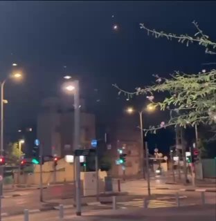 חשש לנפילה במרכז, צוותי ההצלה בדרכם למספר זירות...