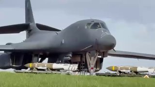 המפציצים האמריקאיים בבריטניה נטענים בפצצות חודרות בונקרים...