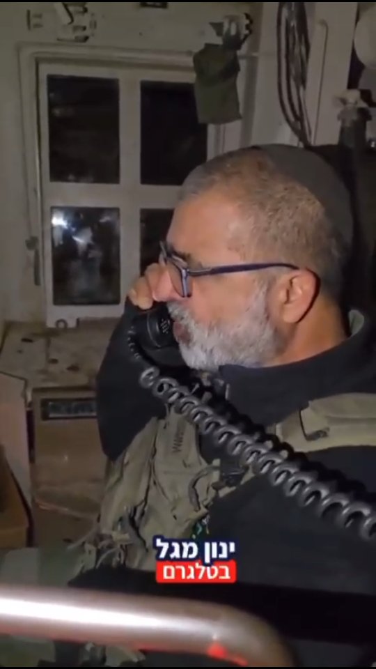 הרב זרביב בתפילה לפני הכניסה ללבנון....