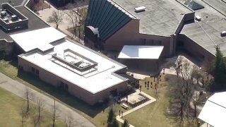 חשד לפיגוע ירי ודריסה בבית כנסת במישיגן...