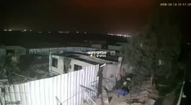 ברשתות הערביות מפרסמים: "רגע של פגיעה באחד הטילים של איראן,...