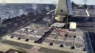 תיעוד וידאו מציג את המשחתת האמריקאית USS John Finn (DDG-113) משגרת סדרה...