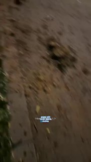 מטורף. רסיס בוער נפל במרכז מטרים ספורים מאנשים...