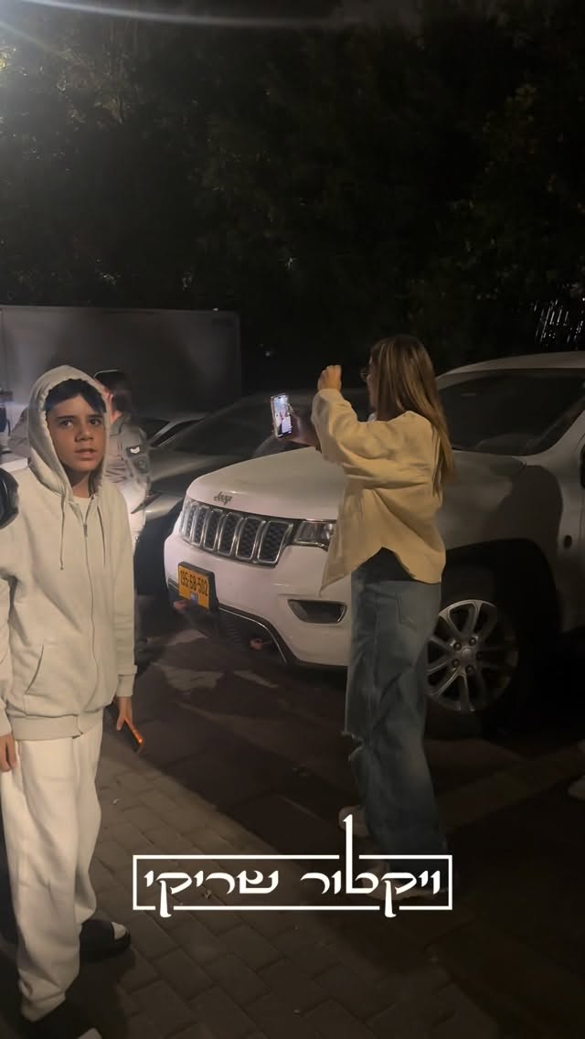 אזרחים הגיעו להפגין מחוץ לביתו של כתב חדשות 12, גיא פלג, בעקבות...