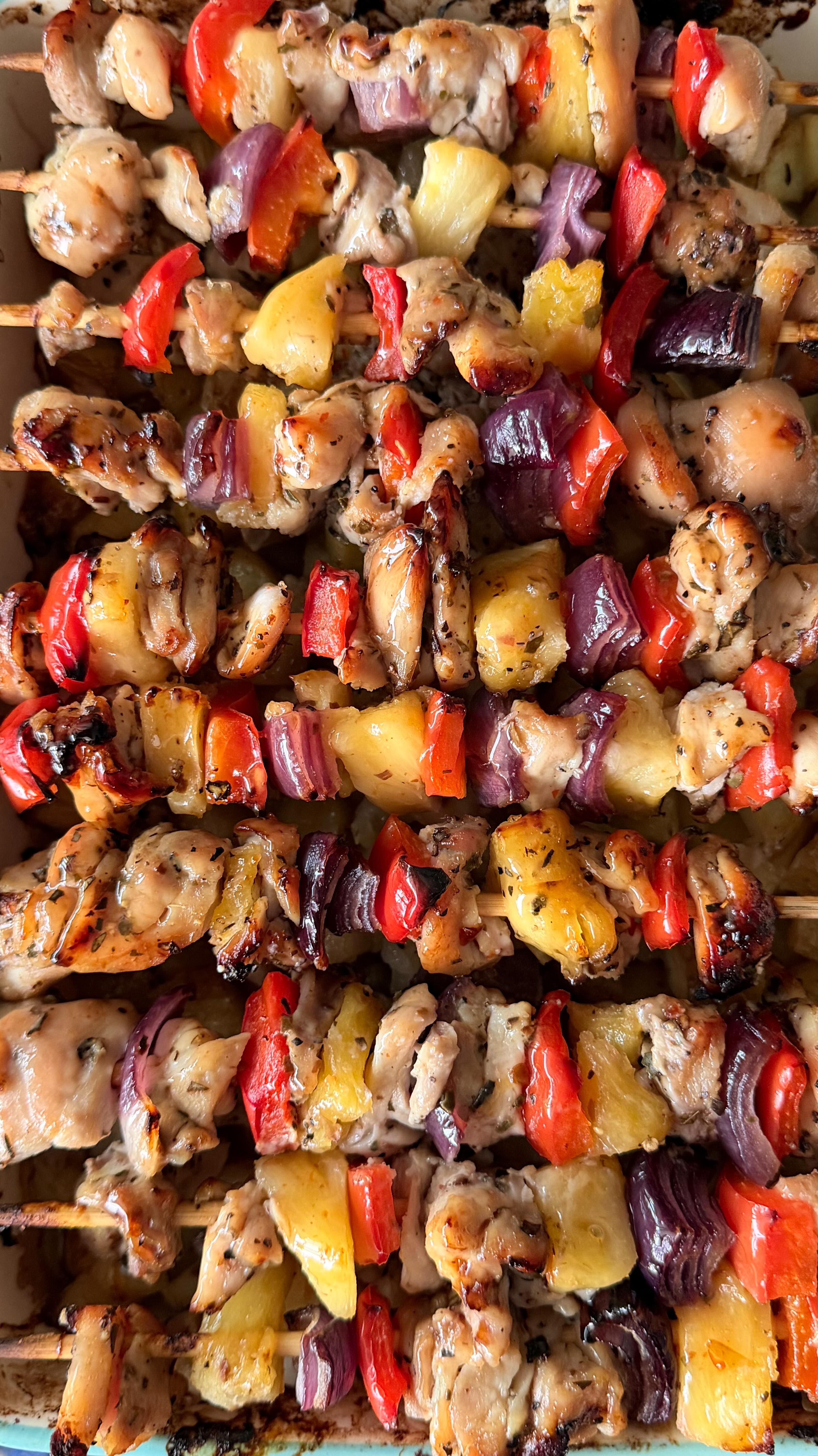 שיפודי עוף ואננס עם תפוחי אדמה. ארוחה שלמה ומדהימה בתבנית אחת...