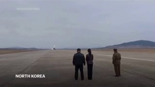 🇰🇵⚡️ צפון קוריאה: המנהיג קים ג׳ונג און, לצד בתו קים ג׳ו אה,...
