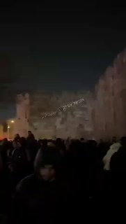 מזרח ירושלים: ערבים מתקבצים סביב אחד משערי העיר העתיקה ומוחים...