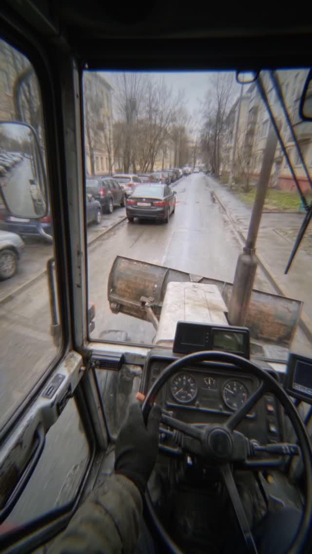 עובד של שירותי הדיור והקהילה עולה על טרקטור והורס הכל... 😅...