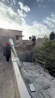 מקורות פלסטינים מראים את הנזק של רסיס טיל איראני שנפל בכפר...