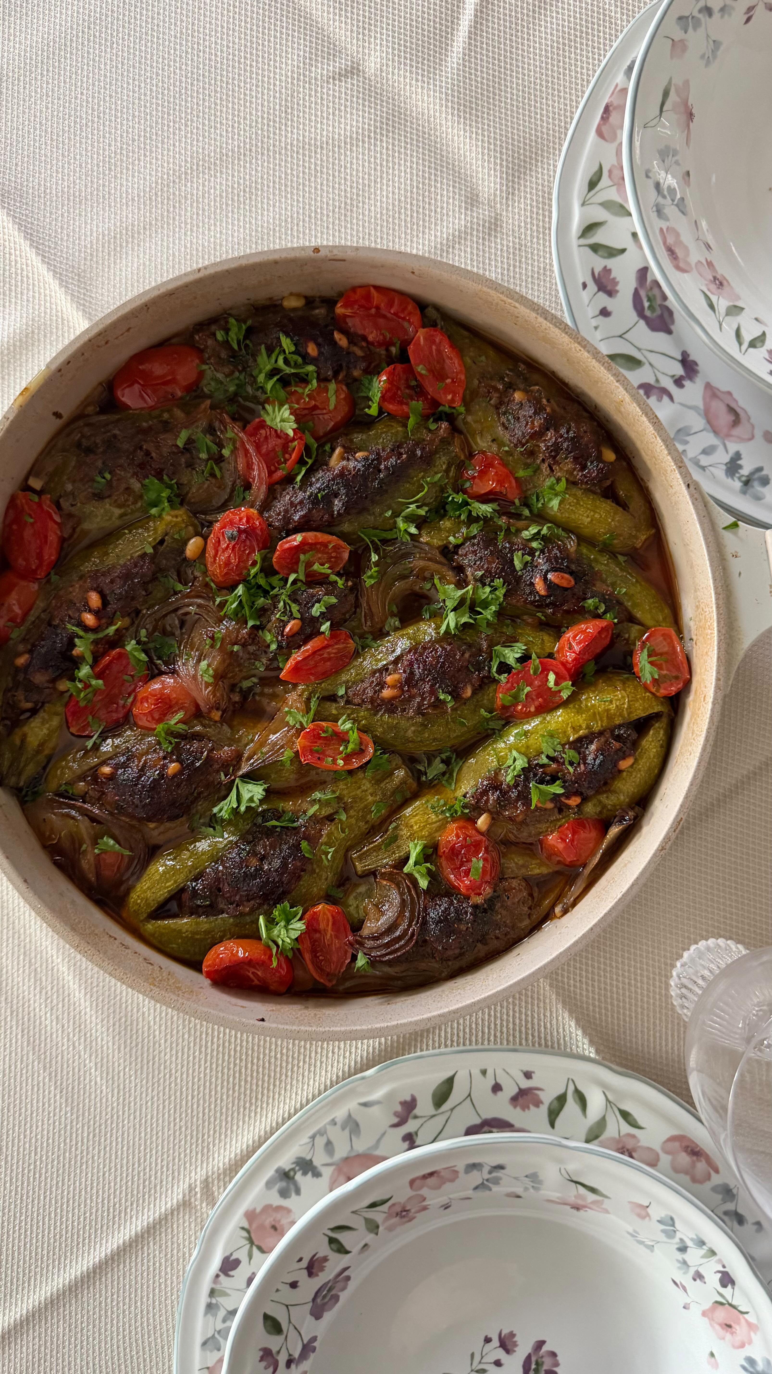 סירות קישואים במילוי בשר. מנה סופר חגיגית ויפהפיה לשולחן החג....