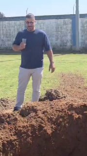 בור נפער משבר יירוט במגרש כדורגל ברחובות....