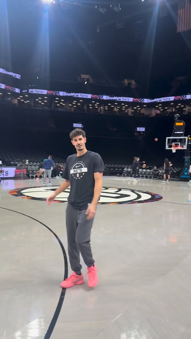 ⁨ ⁨ ⁨ ⁨ נראה שבן שרף השתלט על עמדת הדי ג׳יי בחימום שלו ושל...