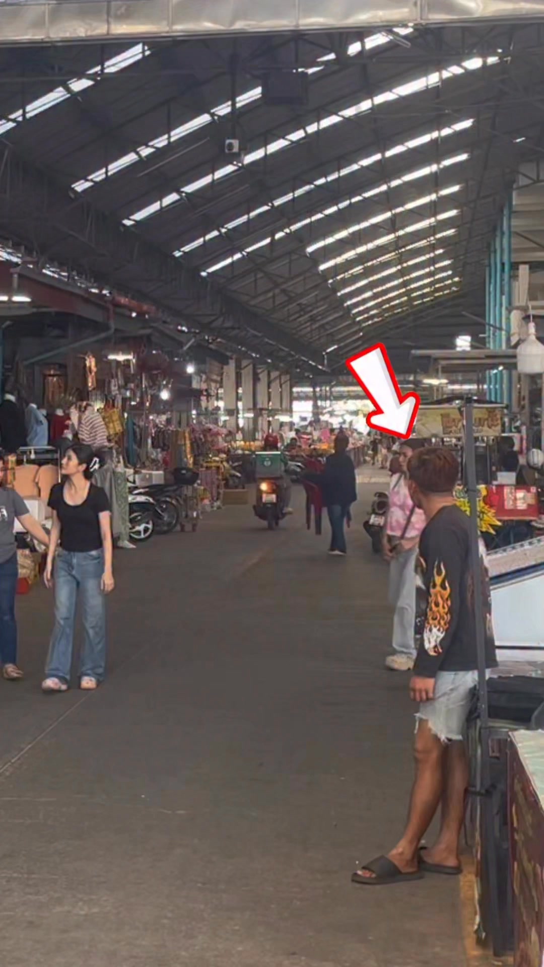 נוכלים ניגשים אליכם כדי לחטוף את חפציכם. אזהרה לנשים מבוגרות...