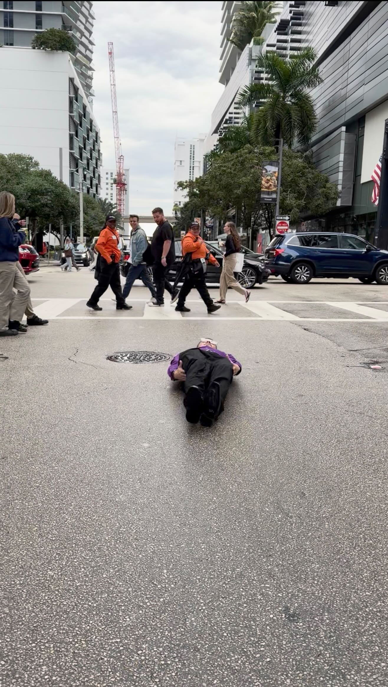 Lombriz limpiando Brickell!! 🪱🧼🤣...