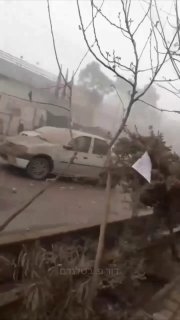 אישה צעדה ברחוב באיראן כשהמצלמה שלה פתוחה ותיעדה תקיפה בסמוך...